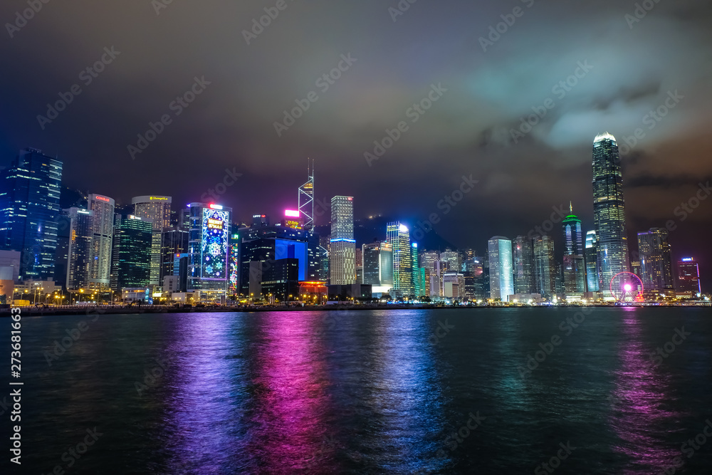 香港 湾仔から中環方面の夜景 曇天