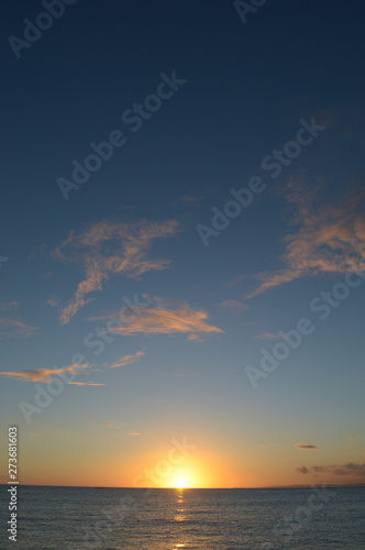 水平線に沈むオレンジ色の夕日