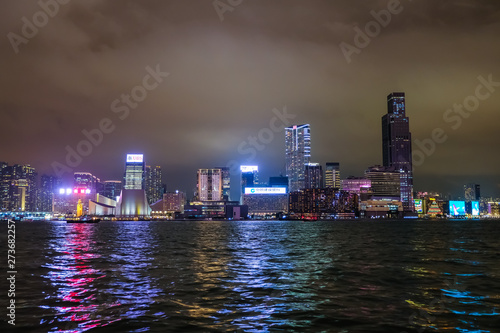 香港 ビクトリアハーバー 九龍半島方面 夜景 曇天