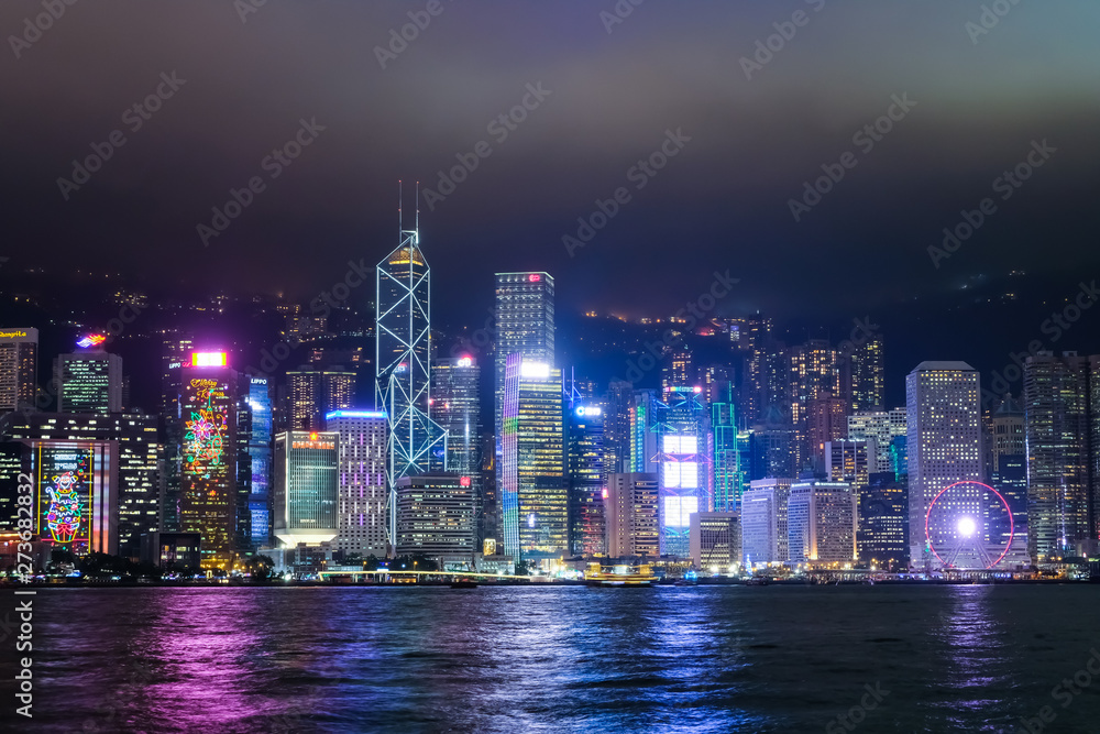 Fototapeta premium 香港 ビクトリアハーバー 夜景 曇天
