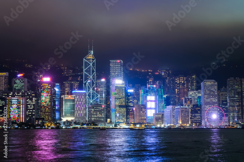 香港 ビクトリアハーバー 夜景 曇天 © 健太 上田