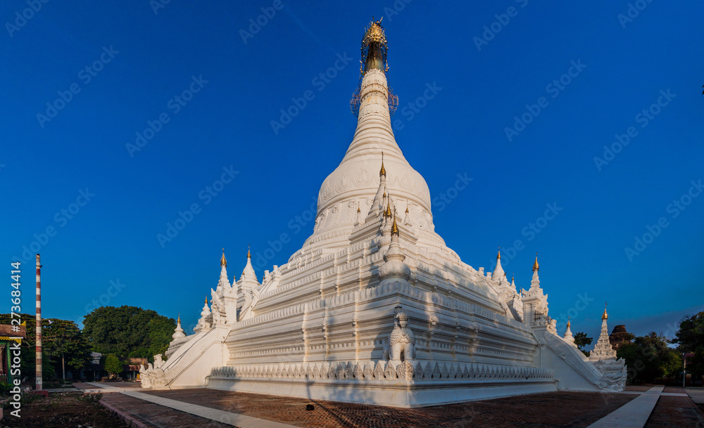 Fototapeta premium White stupa of Pahtodawgyi Pagoda in Amarapura near Mandalay, Myanmar