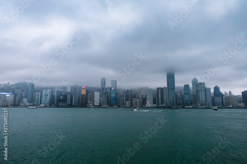 香港 ビクトリアハーバー 曇天 © 健太 上田