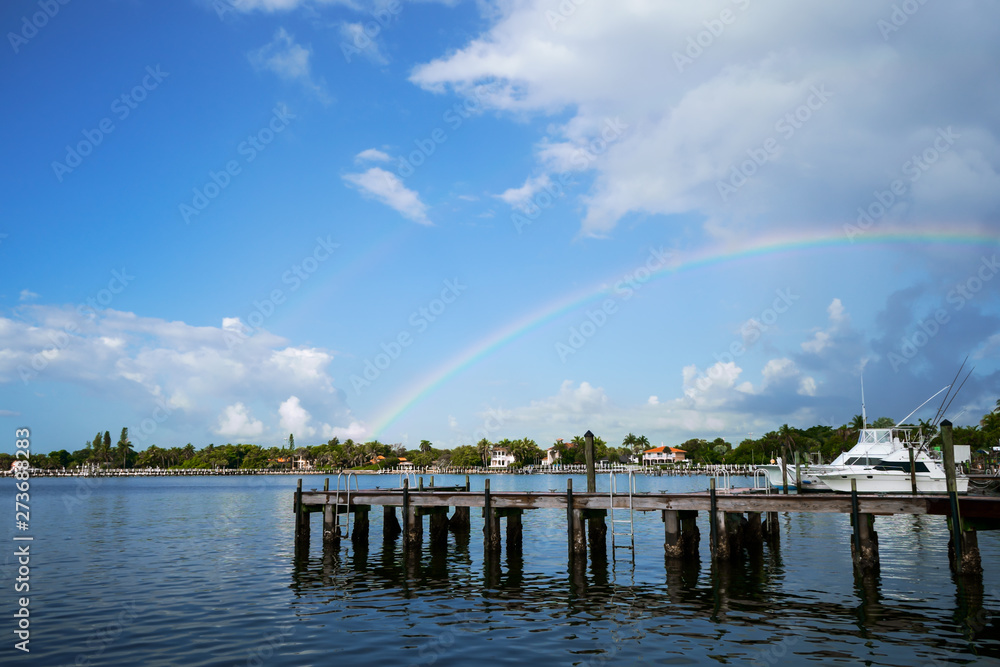 El arco iris está sobre las casas de playa de  Lantana Florida.