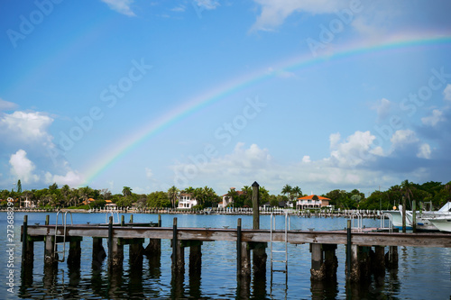 El arco iris está sobre las casas de  south palm beach. photo