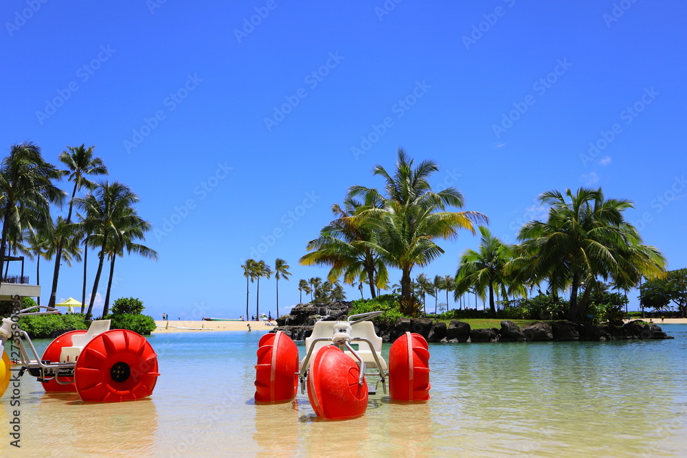 ハワイ オアフ島 ワイキキビーチのアクティビティアイテムと青空の風景 Stock 写真 Adobe Stock