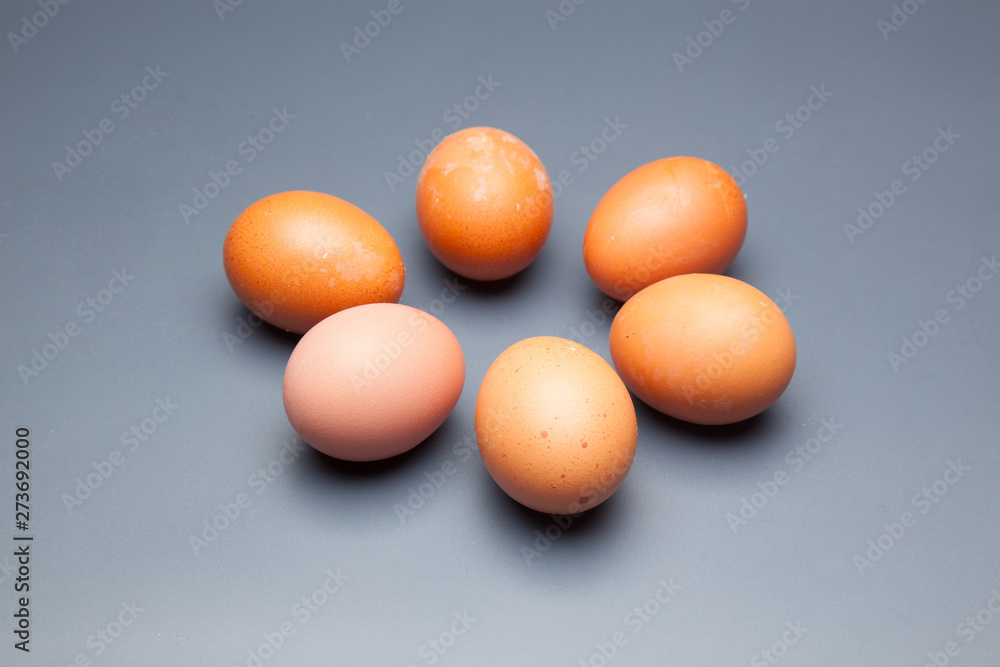 Media docena de huevos frescos de gallina, preparados para ser cocinados de mil maneras distintas. Media docena de huevos frescos de gallina, preparados para ser cocinados de mil maneras distintas.