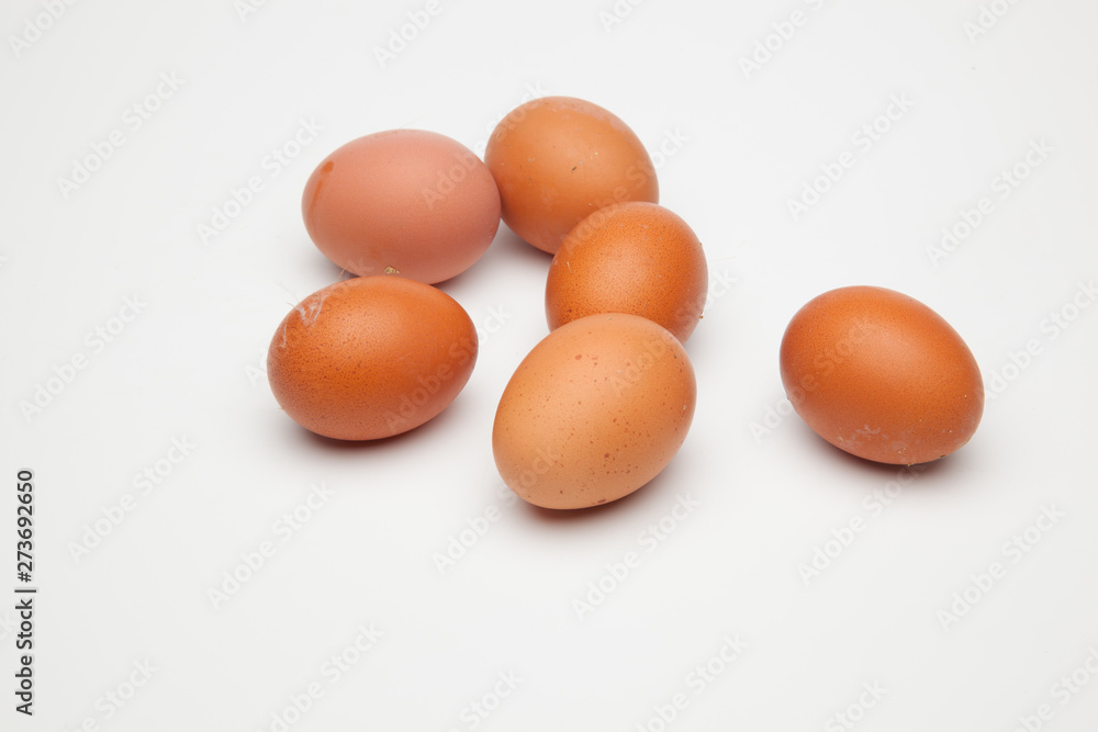 Media docena de huevos frescos de gallina, preparados para ser cocinados de mil maneras distintas. Media docena de huevos frescos de gallina, preparados para ser cocinados de mil maneras distintas.