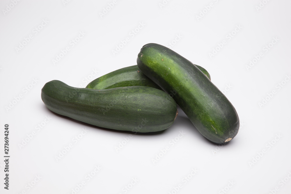 Calabacín fresco, recién cogido del huerto, preparado para ser consumido. Con el calabacín podemos hacer tortillas, podemos hacer verduras o bien pistos y sanfainas. Calabacín fresco, recién cogido del huerto, preparado para ser consumido. Con el calabacín podemos hacer tortillas, podemos hacer verduras o bien pistos y sanfainas.