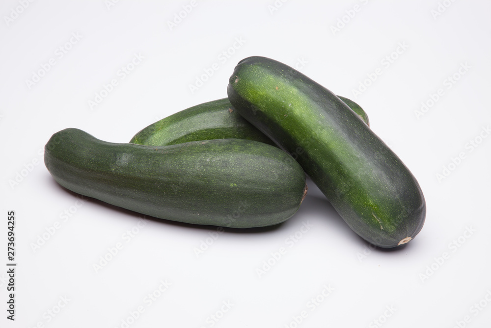 Calabacín fresco, recién cogido del huerto, preparado para ser consumido. Con el calabacín podemos hacer tortillas, podemos hacer verduras o bien pistos y sanfainas. Calabacín fresco, recién cogido del huerto, preparado para ser consumido. Con el calabacín podemos hacer tortillas, podemos hacer verduras o bien pistos y sanfainas.