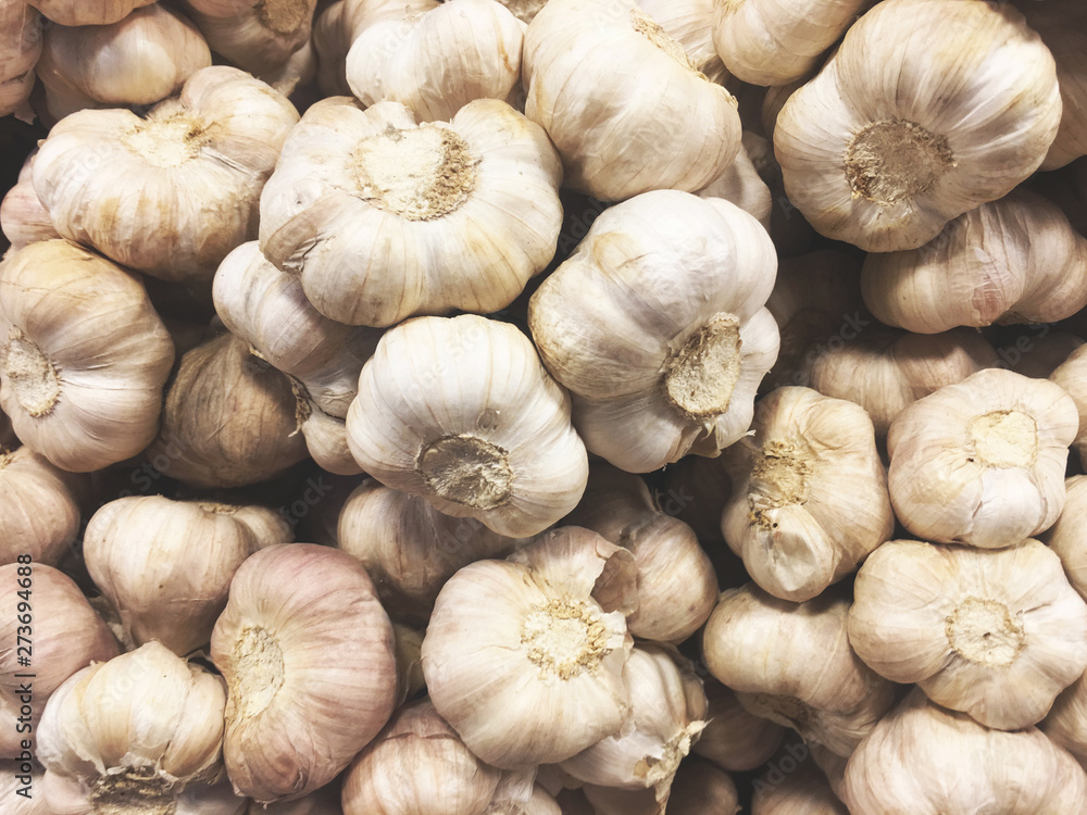 White garlic pile texture. Fresh garlic on market table closeup photo. Vitamin healthy food spice image. Spicy cooking ingredient picture. Pile of white garlic heads. White garlic head heap top view White garlic pile texture. Fresh garlic on market table closeup photo. Vitamin healthy food spice image. Spicy cooking ingredient picture. Pile of white garlic heads. White garlic head heap top view