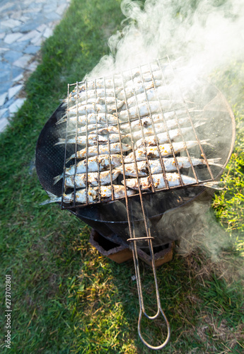 Obraz na płótnie Grilled sardines on the grill w salonie