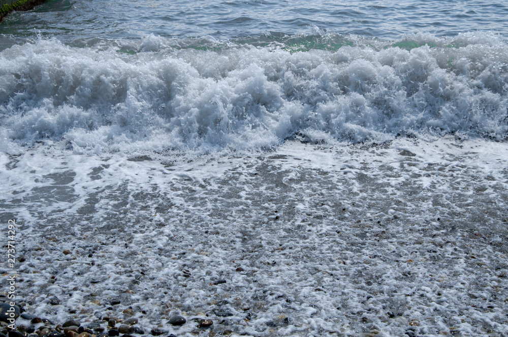 Obraz premium waves on shore of the sea