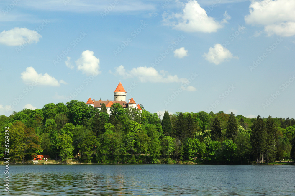 Obraz premium State castle Konopiste in spring