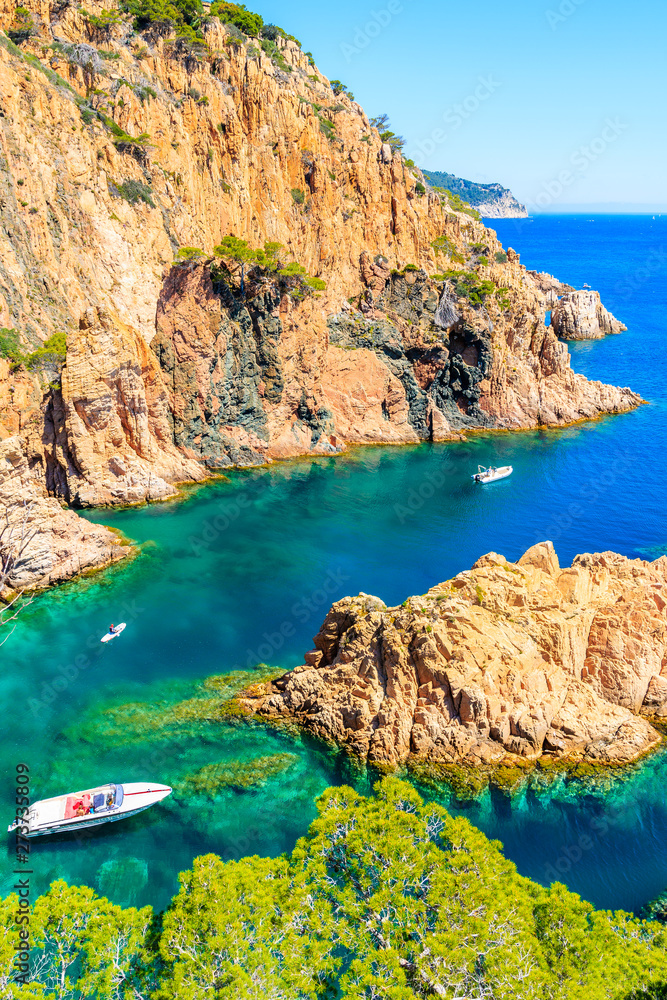 Φωτογραφία Boats in beautiful sea cove of Cala Marquesa with green pine trees on high rock