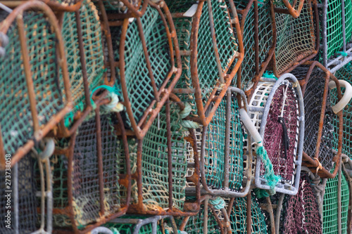 Fototapeta Naklejka Na Ścianę i Meble -  nasas amontonadas con estructura de hierro oxidada y redes de distintos colores