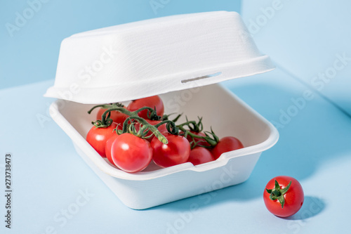 Cuadro en lienzo Fresh tomatoes in compostable sugarcane containers with cornstarch cutlery