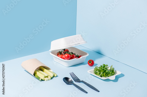 Cuadro en lienzo Fresh greens in compostable sugarcane containers with cornstarch cutlery