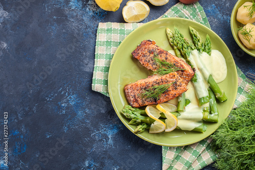 Baked salmon with asparagus and hollandaise sauce