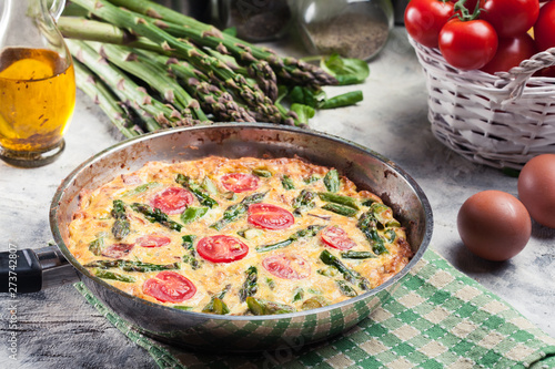 Frittata made of eggs, asparagus and tomatoes