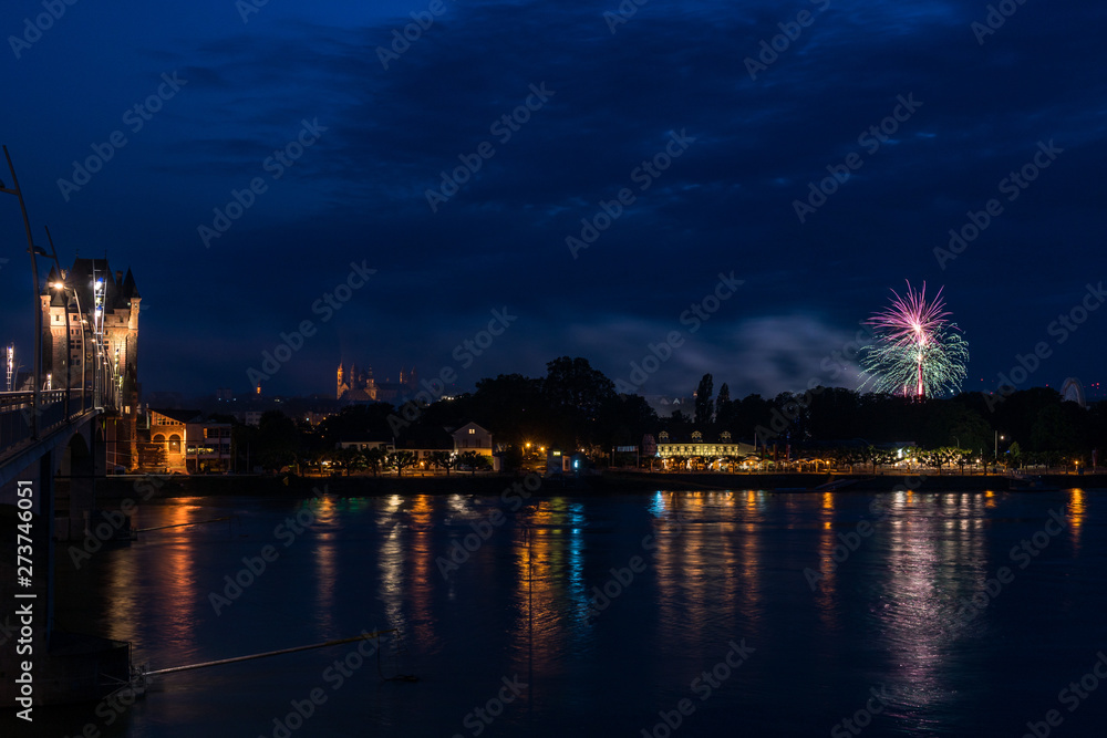 Rheinbrücke Worms und der Dom St.Peter beim Feuerwerk vom Wormser Pfingstmarkt