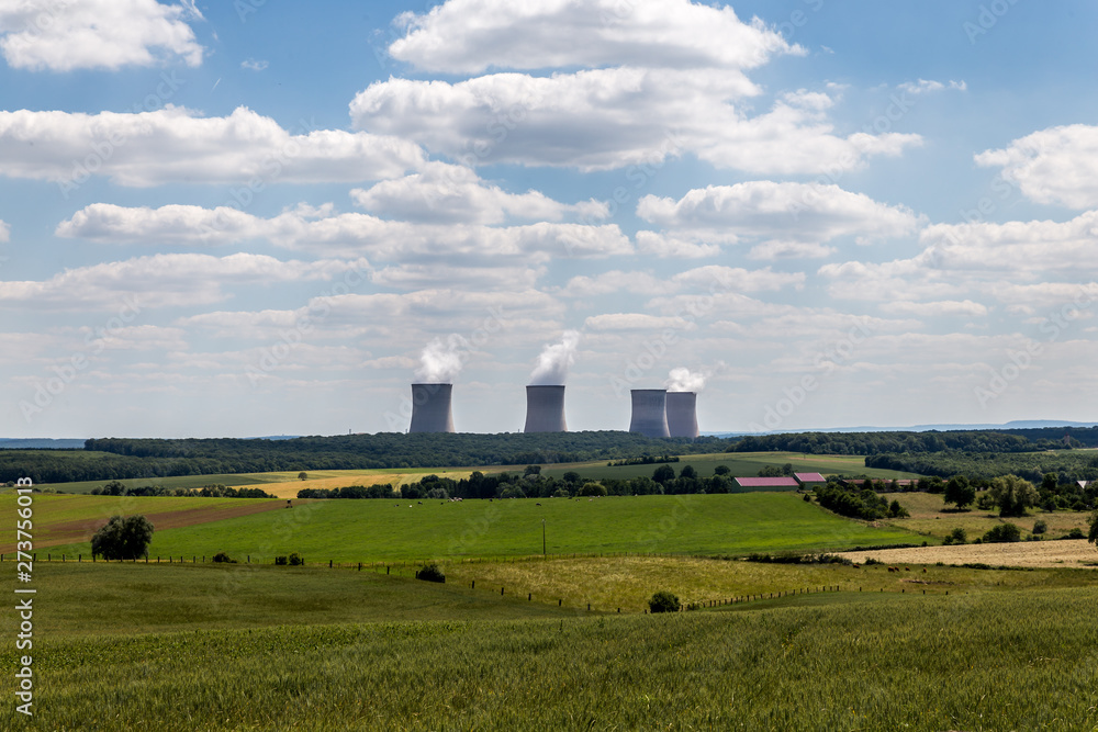 Une centrale nucléaire en fonctionnement au milieu de la nature