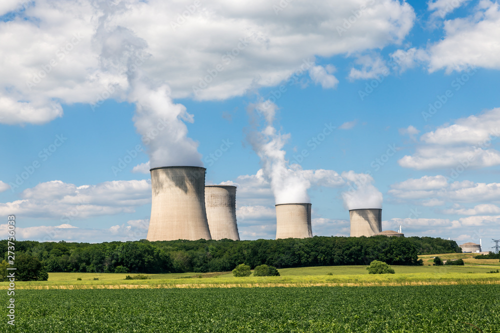 Une centrale nucléaire en fonctionnement au milieu de la nature