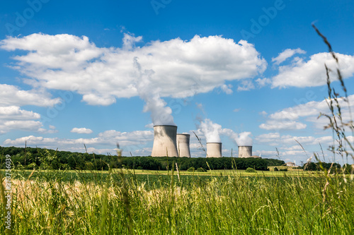 Une centrale nucléaire en fonctionnement au milieu de la nature