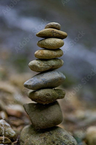 Equilibre cairn zen pierre bien-être rivière