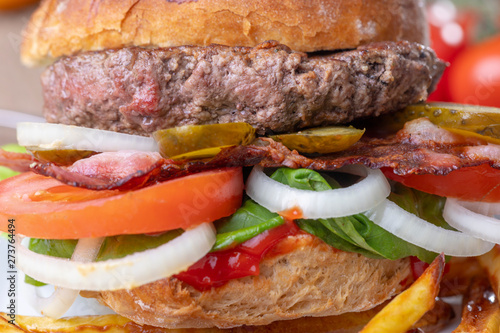 Nahaufnahme eines Hamburgers mit Pommes frites photo