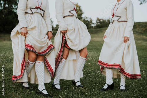 Принти на полотні Latvian folk dancers in Abrenes folk dress