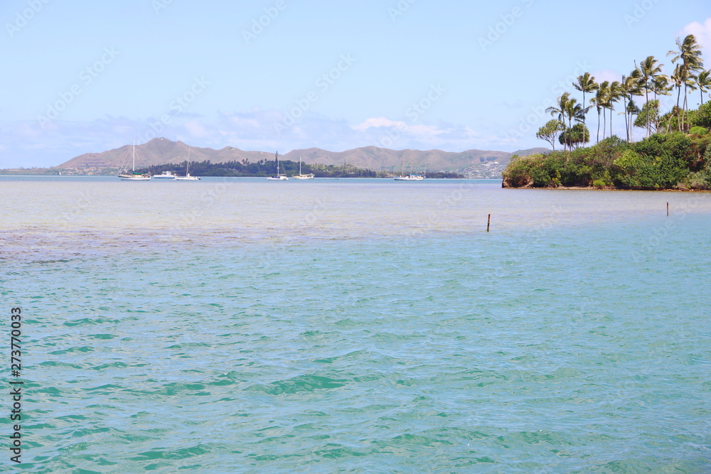 ハワイ　オアフ島　ターコイズブルーの海と青空の風景