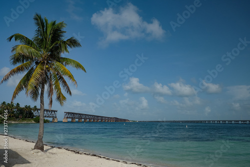 Fototapeta Naklejka Na Ścianę i Meble -  Beach on Bahia Honda near the old Flagler Railroad Bridge
