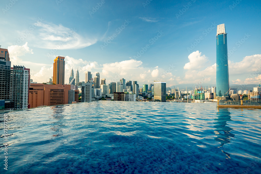 Obraz premium Kuala Lumpur skyline pool view 