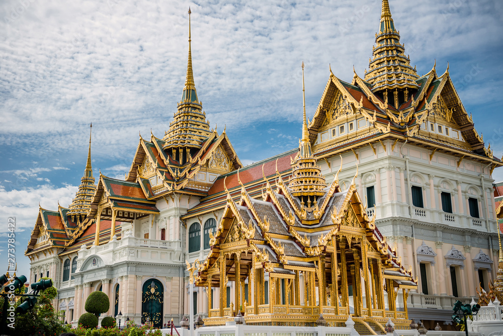 Fototapeta premium Young tourist traveling in Thai temple Bangkok, Thailand