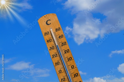 Ein Thermometer zeigt hohe Temperatur bei einer Hitzewelle