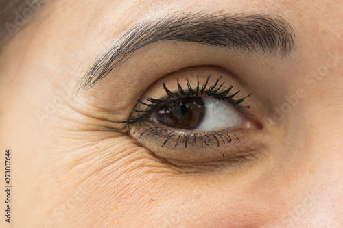 Foto Female eye with crow's feet