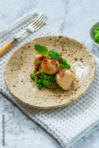 Scallops with minted peas and crispy pancetta