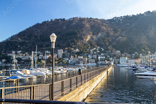 Fotografie Pier (breakwater) Piero Kaldirola on Lake Como, early morning