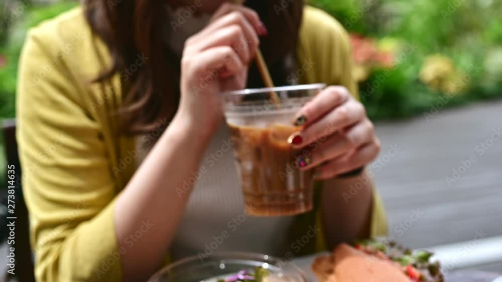 飲んだアイスコーヒーを置く女性 飲んだアイスコーヒーを置く女性