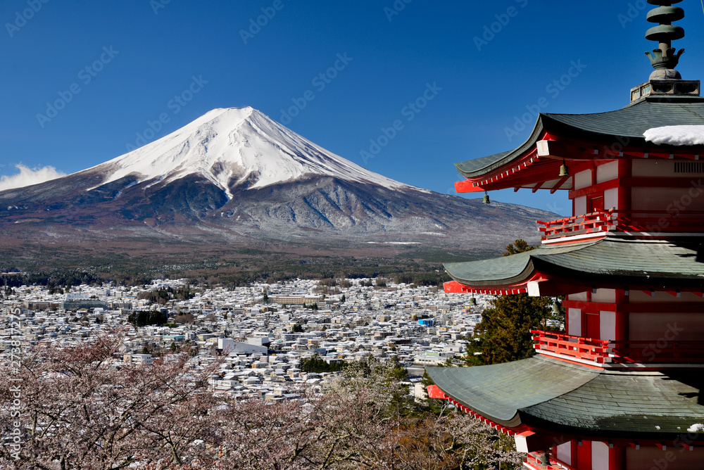 富士と忠魂塔