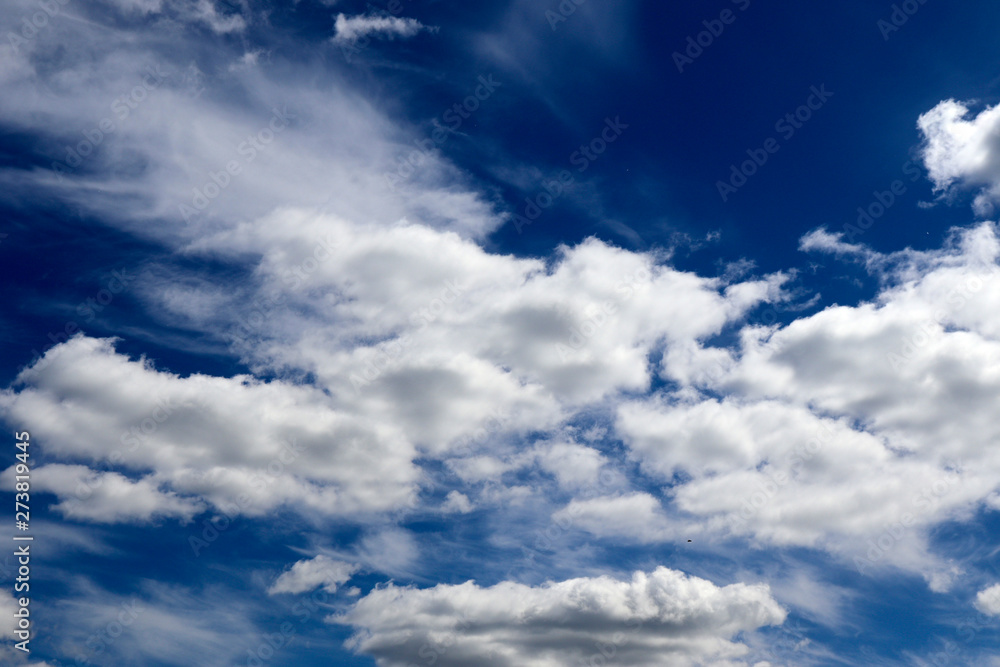 Naklejka premium beautiful blue sky with white clouds
