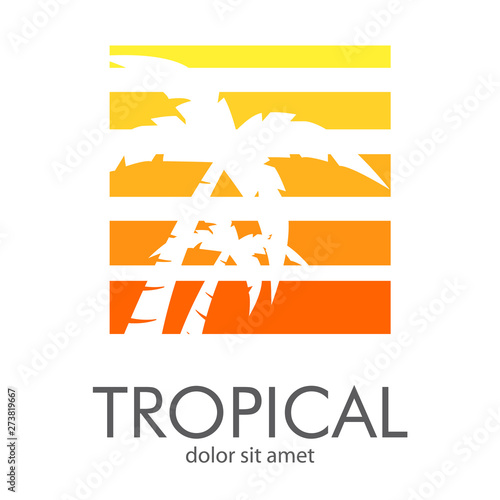 Logotipo abstracto con texto TROPICAL con palmeras en espacio negativo en cuadrado en varios colores