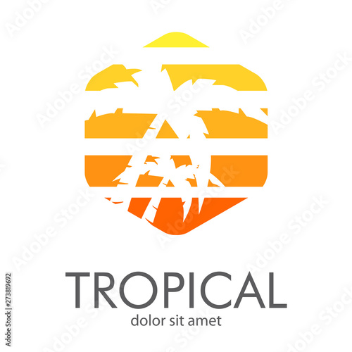Logotipo abstracto con texto TROPICAL con palmeras en espacio negativo en hexágono en varios colores