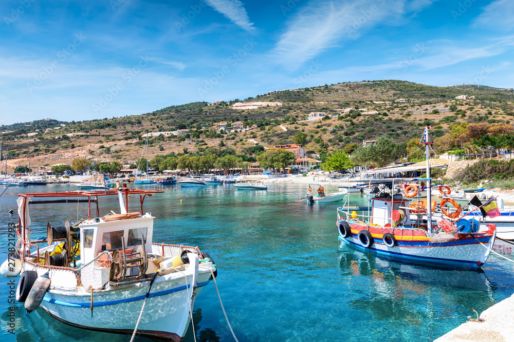 Das idyllische Fischerdorf Agios Nikolaos and der Nordküste von Zakynthos, Ionisches Meer, Griechenland