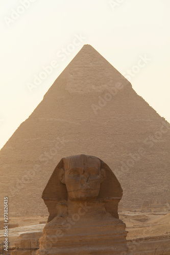 La Esfinge y la pirámide de Kefrén, Meseta de Giza, El Cairo, Valle del Nilo, Egipto. photo