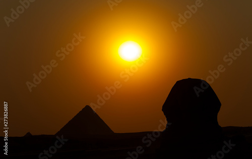 La Esfinge y la Pirámide de Micerinos, Meseta de Giza, El Cairo, Valle del Nilo, Egipto. photo