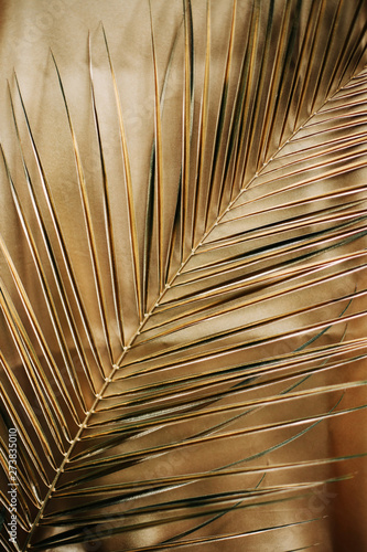 Złoty wzór liścia palmy. Abstrakcyjne tło.