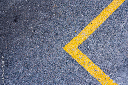 Línea amarilla en el parking © imageblock