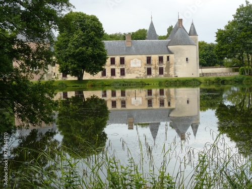 Reflet sur l'eau du chateau renaissance de Chamerolles à Chilleurs aux bois dans le Loiret France photo